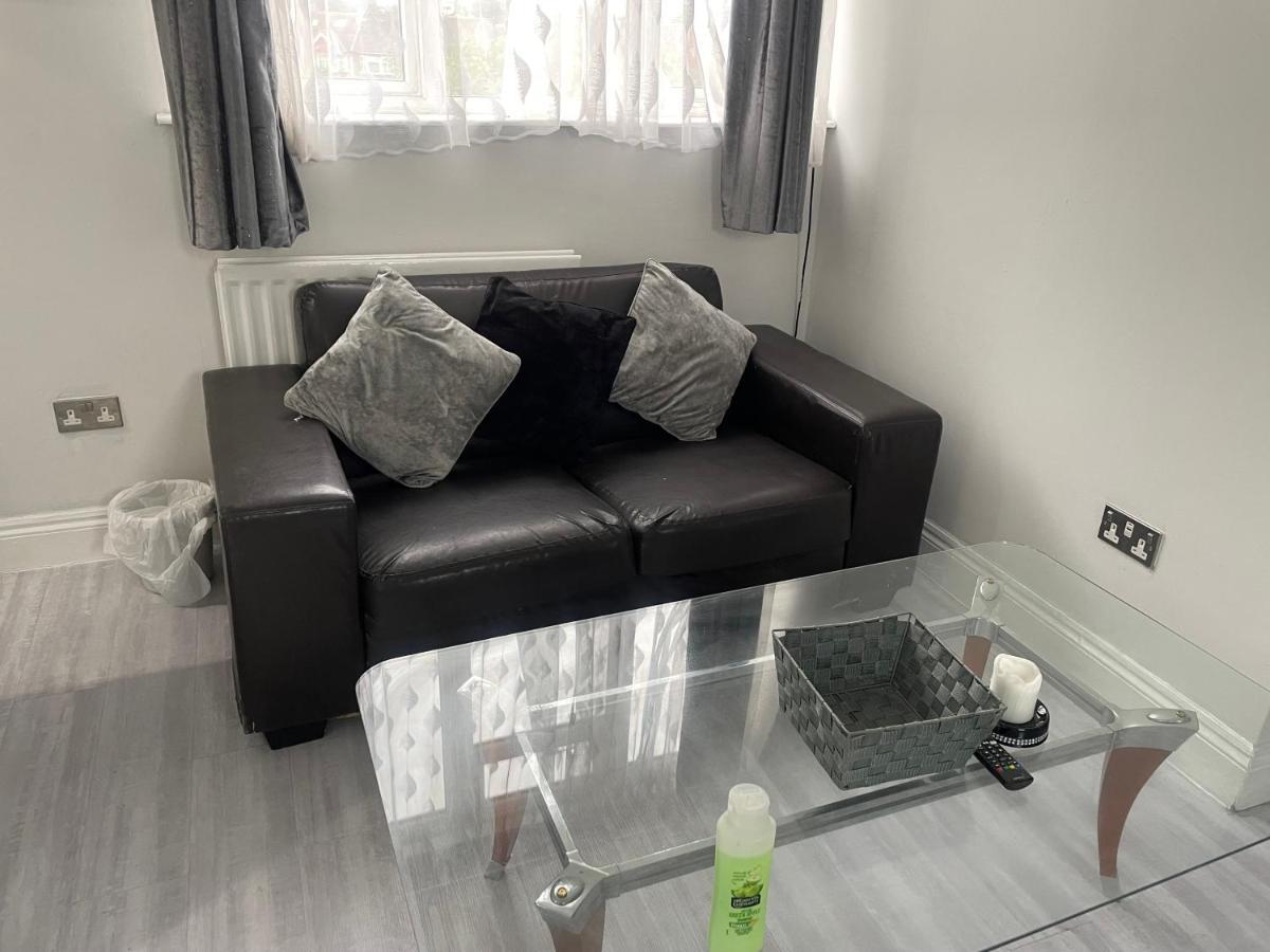 Newly Renovated Studio In Acton London Bagian luar foto